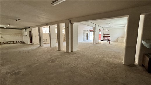 P  R  E  Z  Z  O     R  I  B  A  S  S  A  T  O  -  Locale Deposito con Spazio Esterno Privato